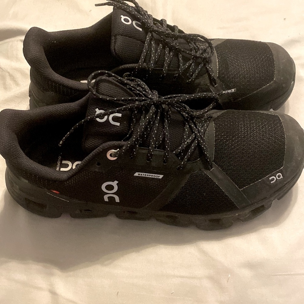 Women’s Size 9 On Cloud, Cloud Flyers, Black, Worn 4-5 Times. Great Condition